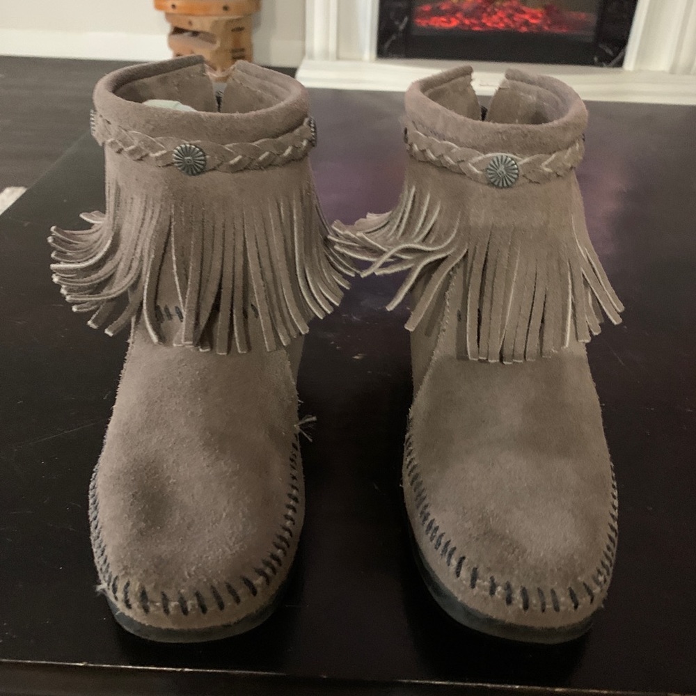 Minnetonka Moccasins Grey size 6.5